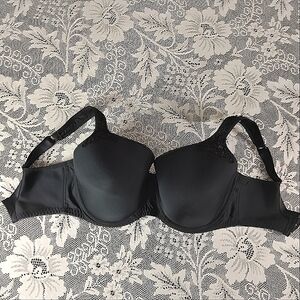 Fit Fully Yours Black Size 32J. Underwire Tshirt Bra no lines padded straps